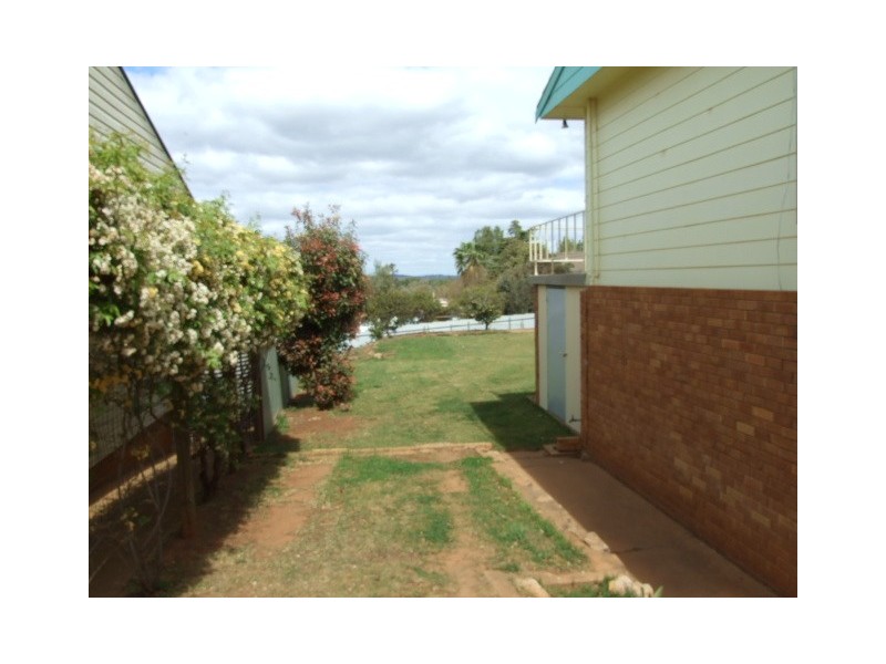 13 Evans Parade, Parkes NSW 2870