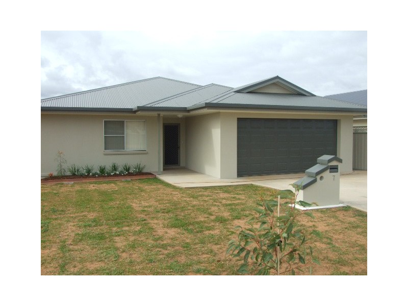 7 Koala Street, Parkes NSW 2870