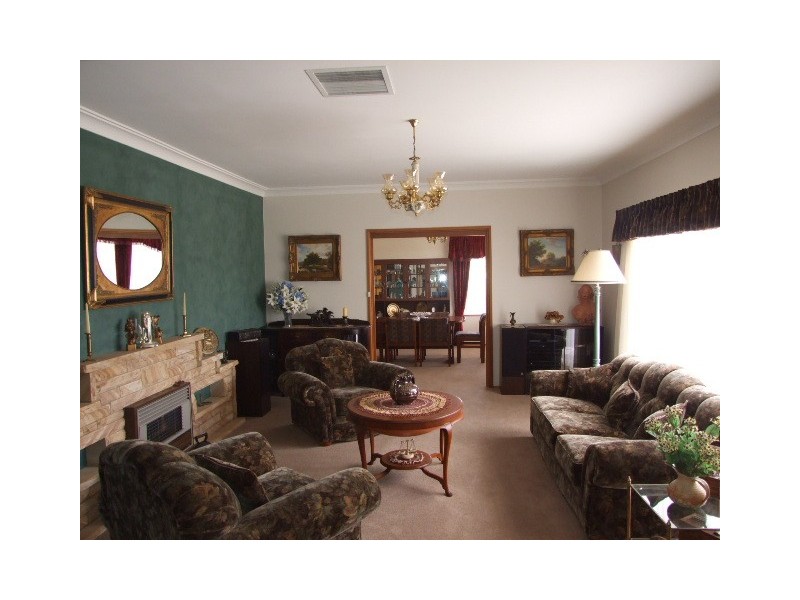 10 Evans Parade, Parkes NSW 2870