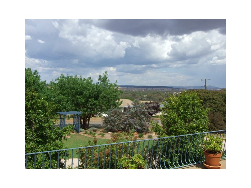10 Evans Parade, Parkes NSW 2870