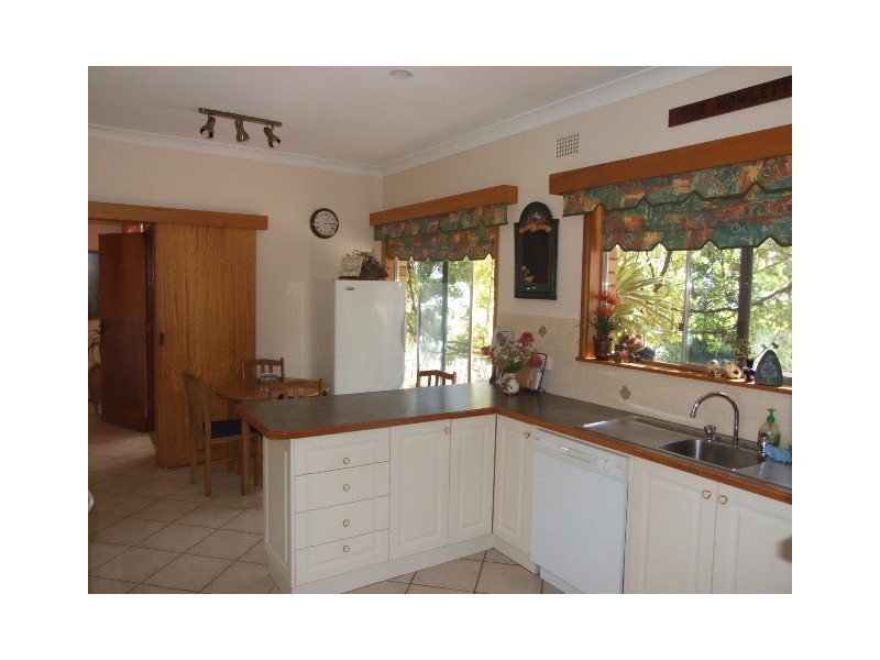 10 Evans Parade, Parkes NSW 2870