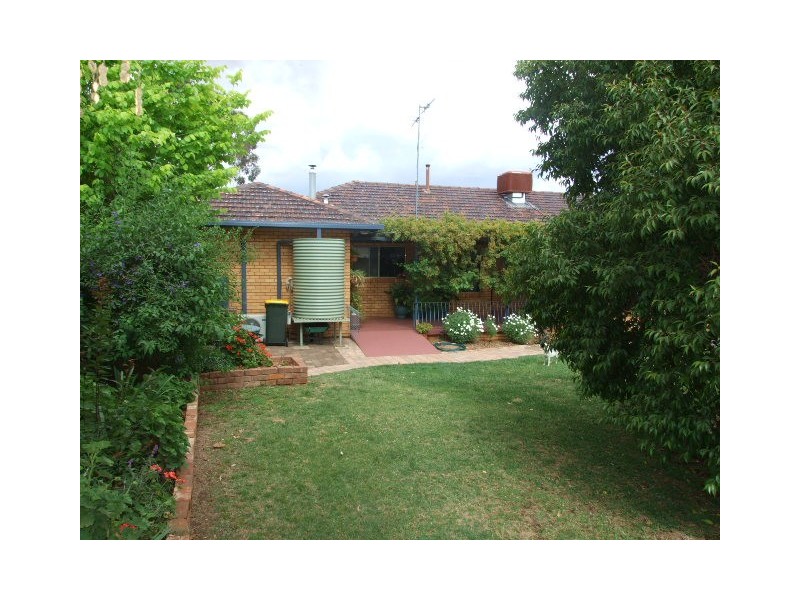 10 Evans Parade, Parkes NSW 2870
