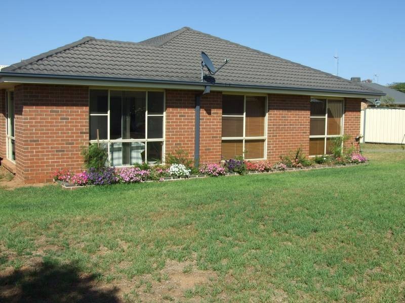 13 Noonan Street, Parkes NSW 2870