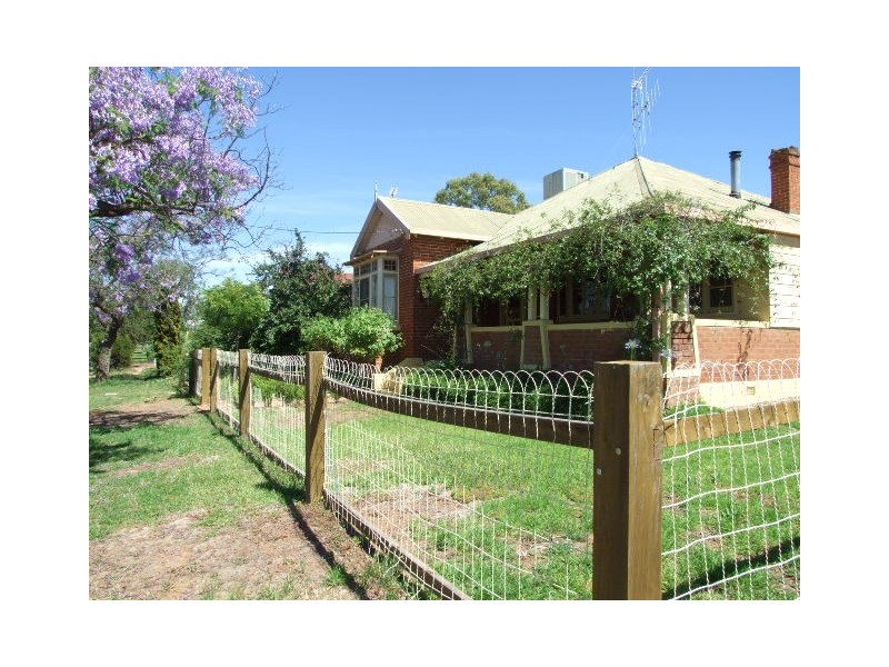 2 Oswin Street, Parkes NSW 2870