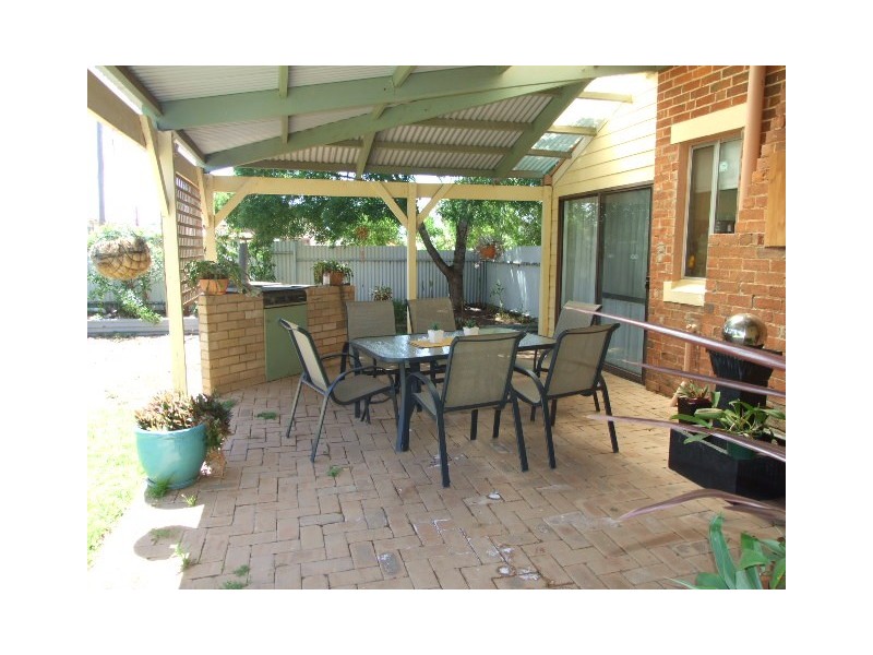 2 Oswin Street, Parkes NSW 2870