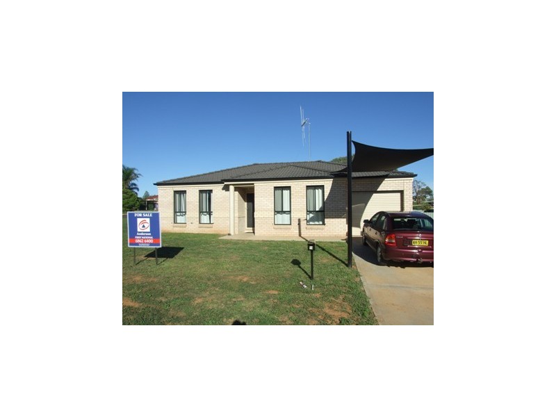 14 George Field Drive, Parkes NSW 2870