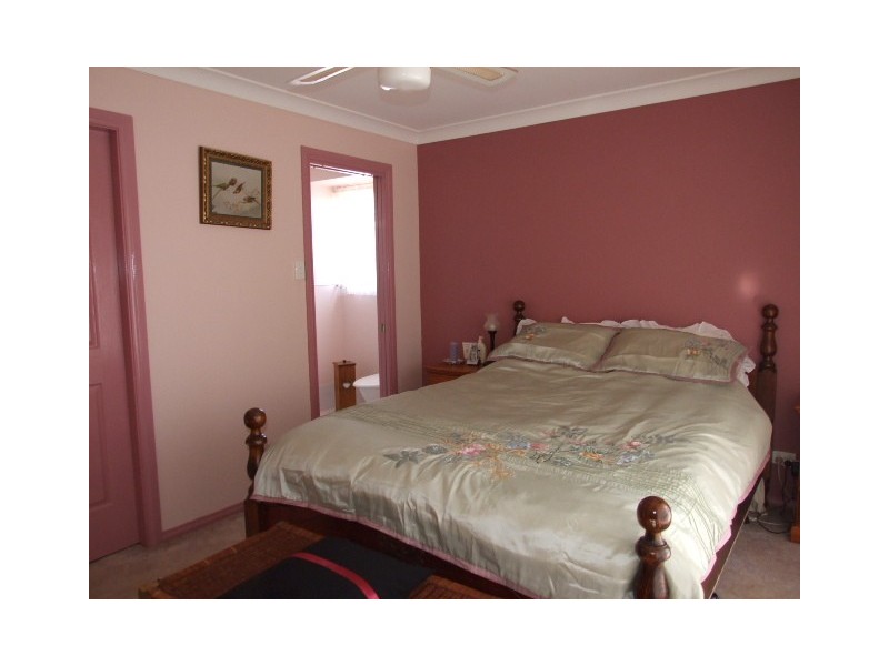 10 Mimosa Ave, Parkes NSW 2870