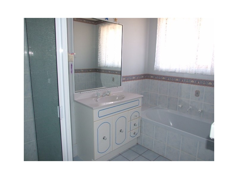 10 Mimosa Ave, Parkes NSW 2870