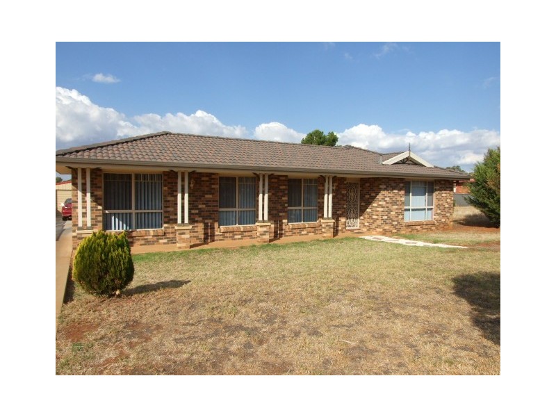 10 Mimosa Ave, Parkes NSW 2870