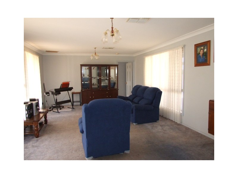 10 Mimosa Ave, Parkes NSW 2870