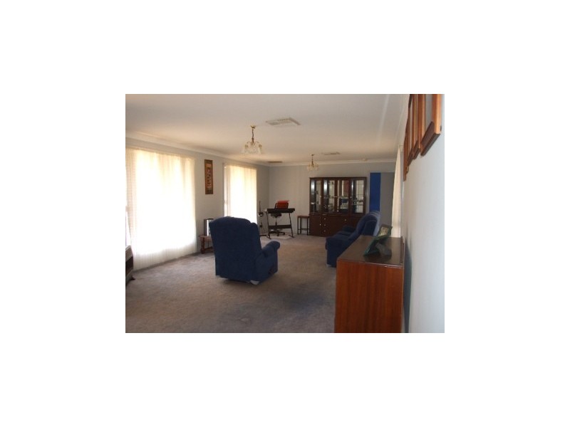10 Mimosa Ave, Parkes NSW 2870
