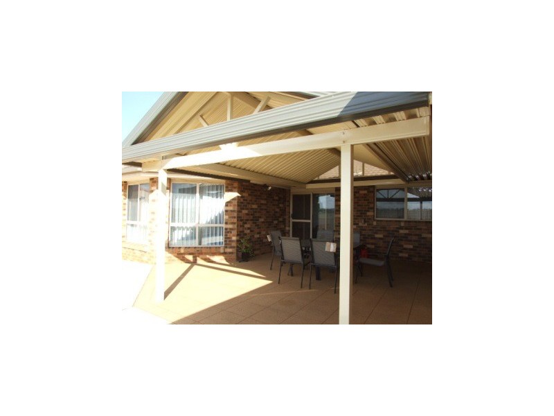 10 Mimosa Ave, Parkes NSW 2870