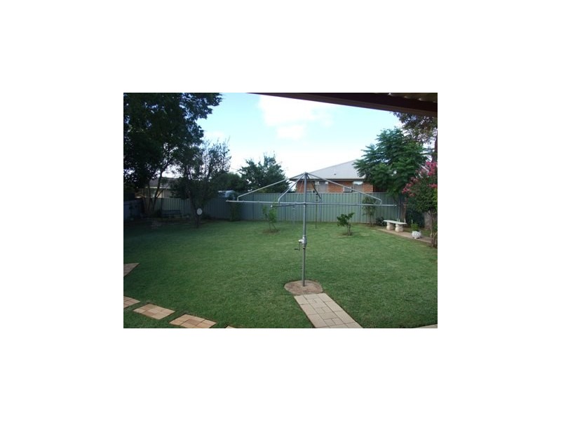 21 Brolgan Rd, Parkes NSW 2870
