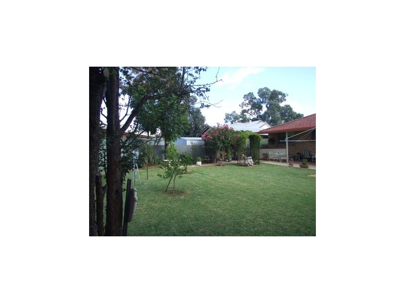 21 Brolgan Rd, Parkes NSW 2870