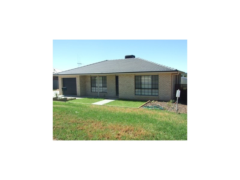 33 Blaxland Street, Parkes NSW 2870