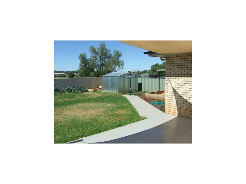 33 Blaxland Street, Parkes NSW 2870