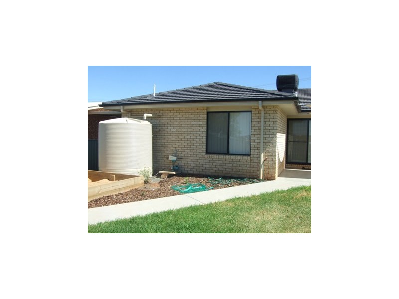 33 Blaxland Street, Parkes NSW 2870