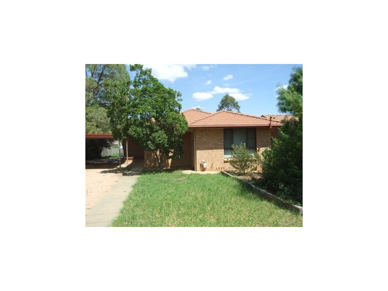 2 Lotus Place, Parkes NSW 2870