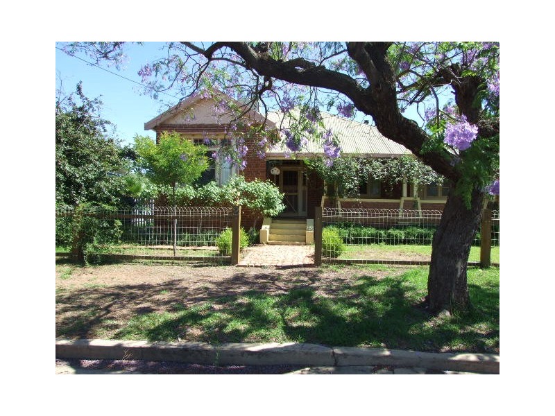 2 Oswin Street, Parkes NSW 2870