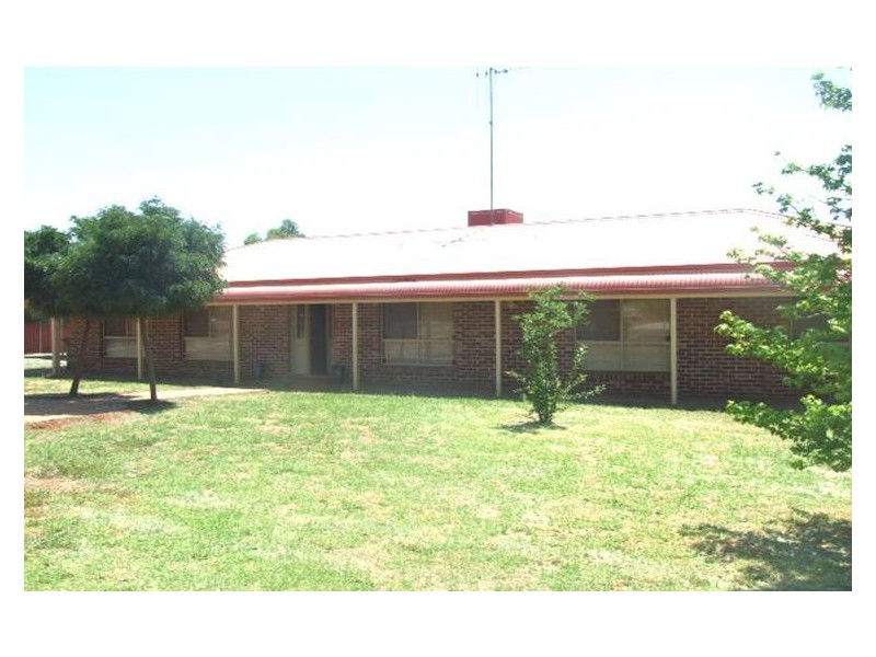 42 Coronation Avenue, Parkes NSW 2870