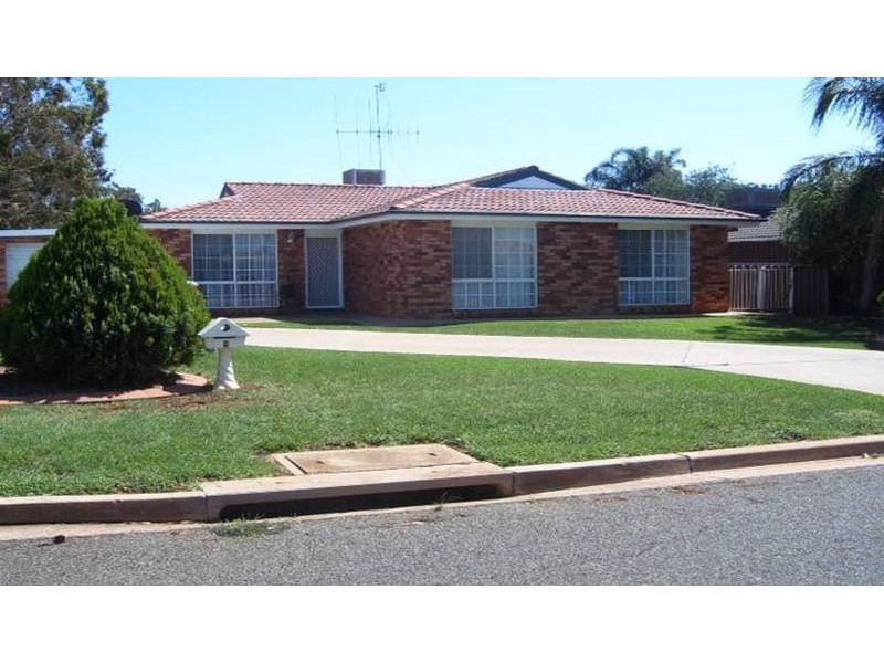 2 Guillan Place, Parkes NSW 2870