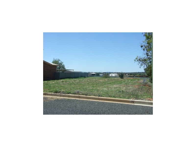 37 Blaxland Street, Parkes NSW 2870