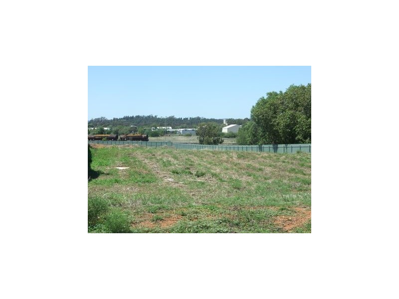 37 Blaxland Street, Parkes NSW 2870