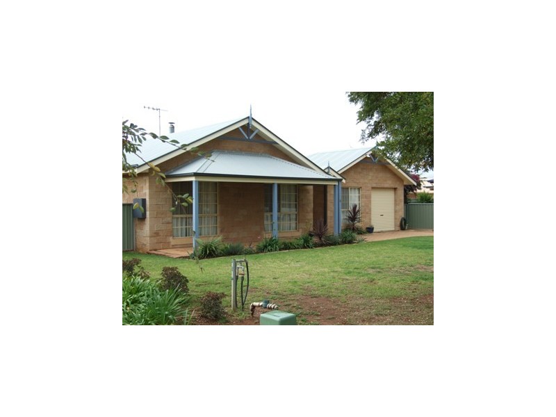 4 Arana Place, Parkes NSW 2870