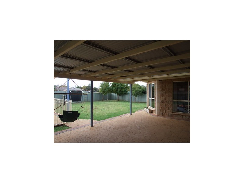 4 Arana Place, Parkes NSW 2870