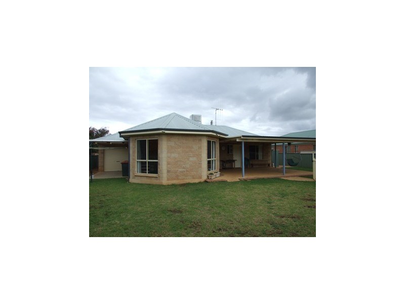 4 Arana Place, Parkes NSW 2870