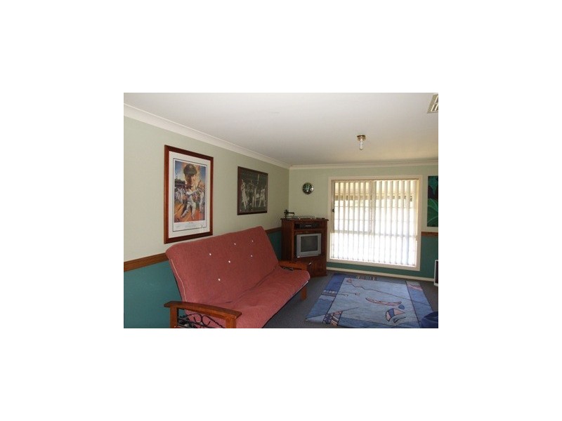 1 Glenburnie Close, Parkes NSW 2870