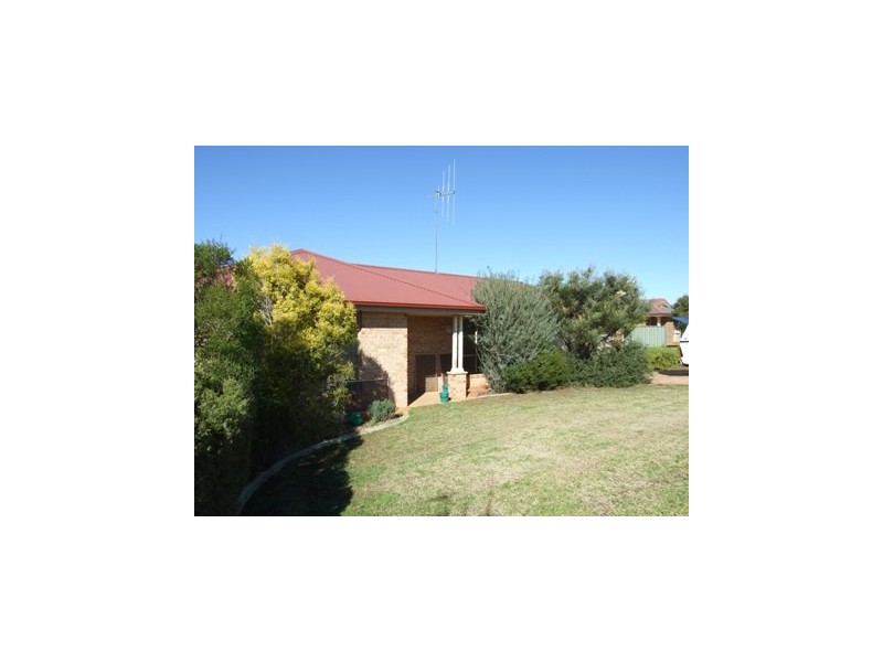 7 Alder Ave, Parkes NSW 2870