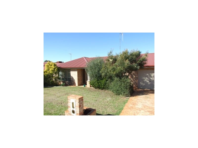 7 Alder Ave, Parkes NSW 2870