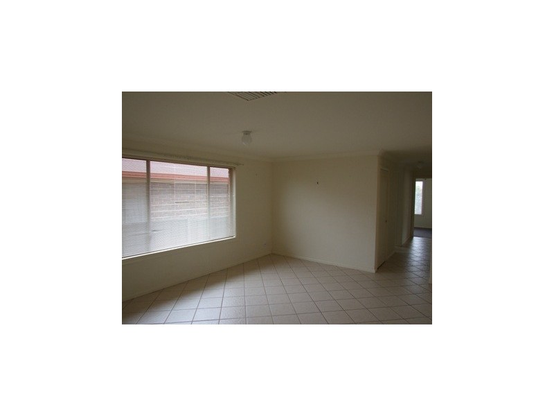7 Alder Ave, Parkes NSW 2870