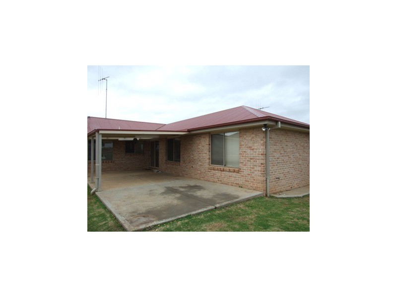 7 Alder Ave, Parkes NSW 2870