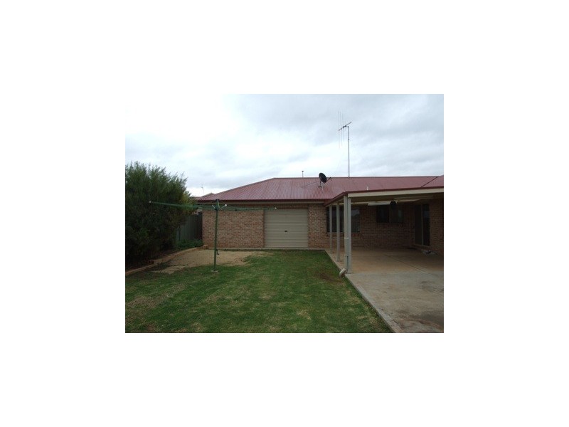 7 Alder Ave, Parkes NSW 2870