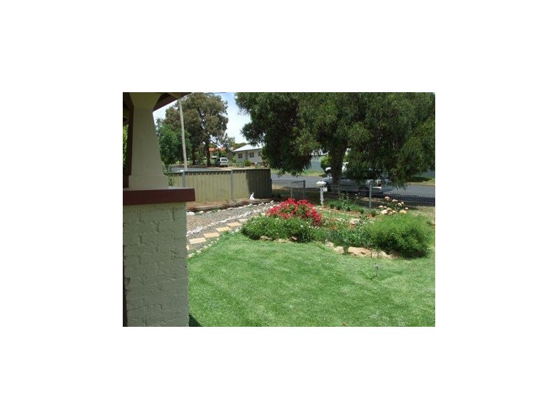 1 Keast Street, Parkes NSW 2870