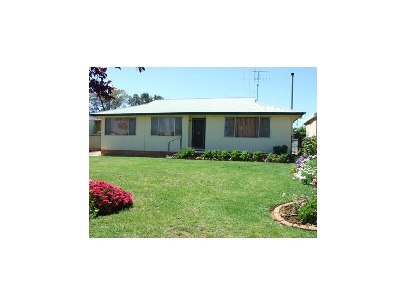 20 Downes Cres, Parkes NSW 2870
