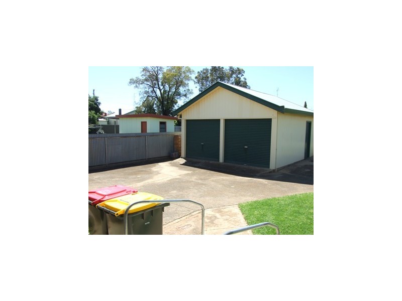 20 Downes Cres, Parkes NSW 2870
