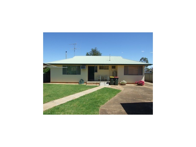 20 Downes Cres, Parkes NSW 2870