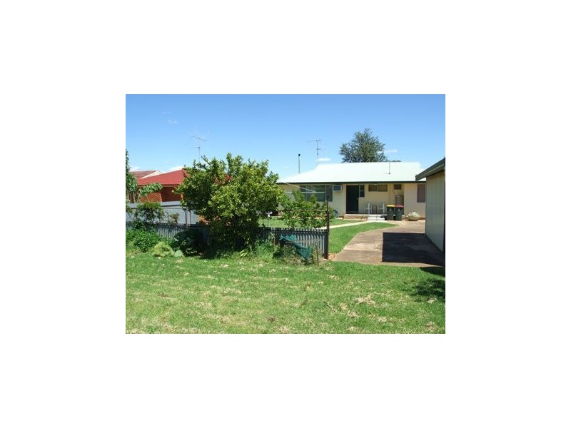 20 Downes Cres, Parkes NSW 2870