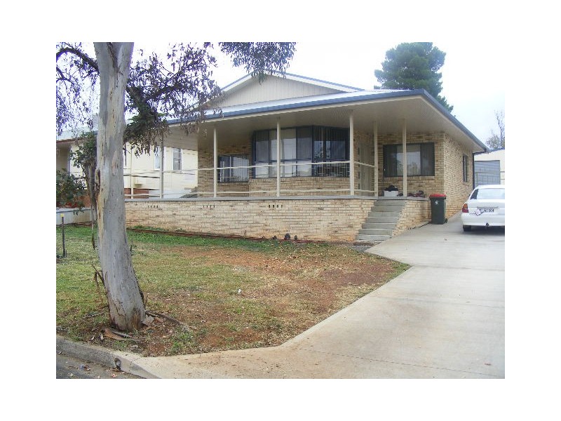 4 KOOKABURRA STREET, Parkes NSW 2870
