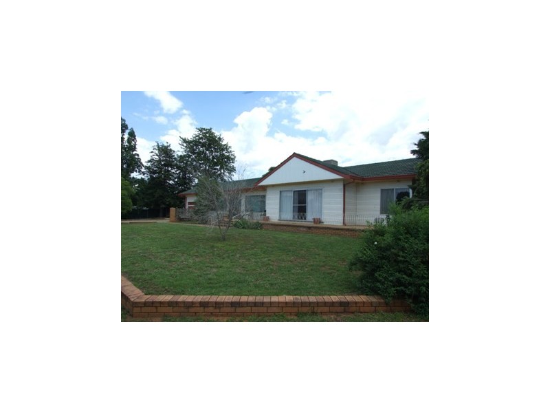 14 Molong Rd, Parkes NSW 2870