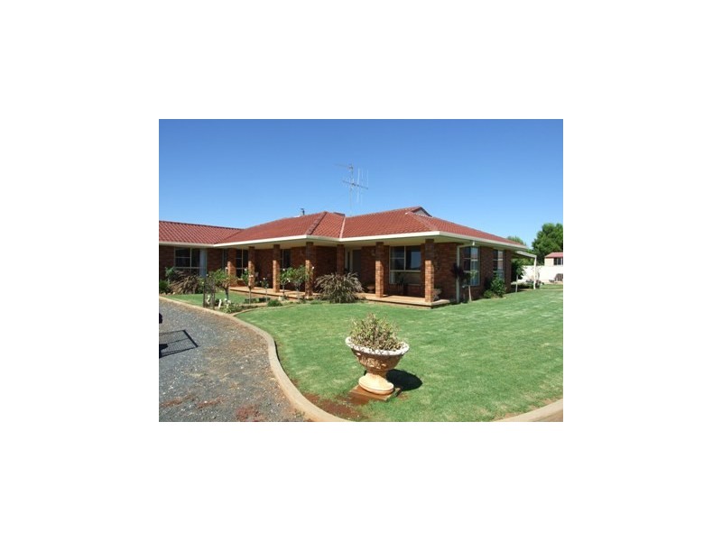 11 Ballerdee Lane, Parkes NSW 2870