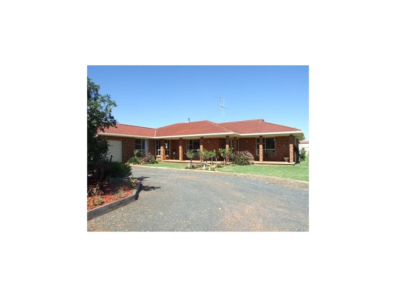 11 Ballerdee Lane, Parkes NSW 2870