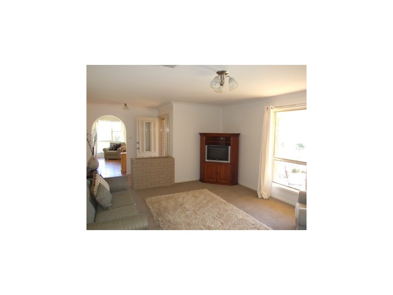 11 Ballerdee Lane, Parkes NSW 2870
