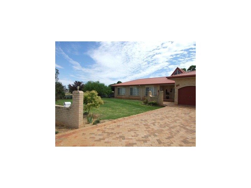 102 Webb Street, Parkes NSW 2870