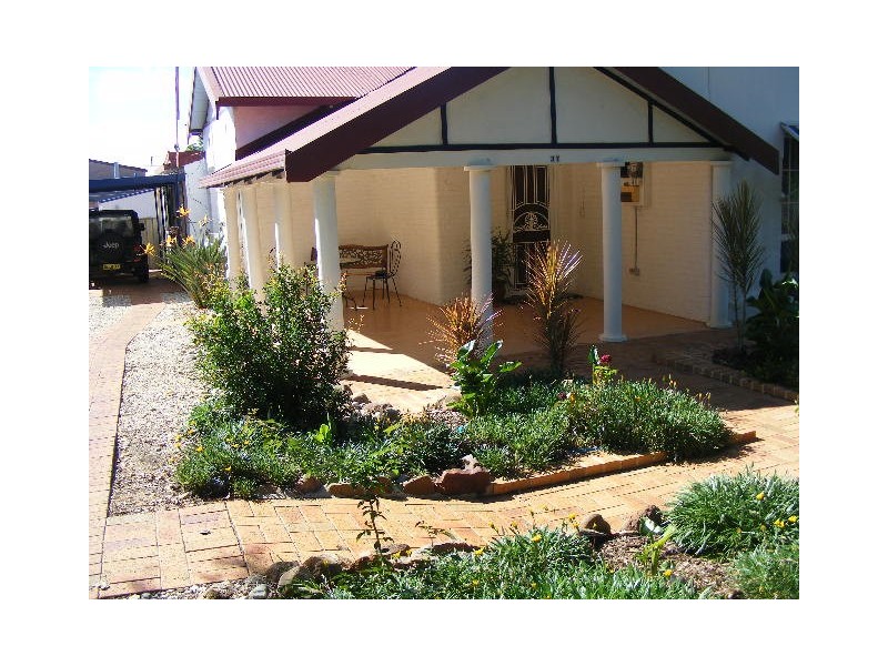 37 East Street, Parkes NSW 2870