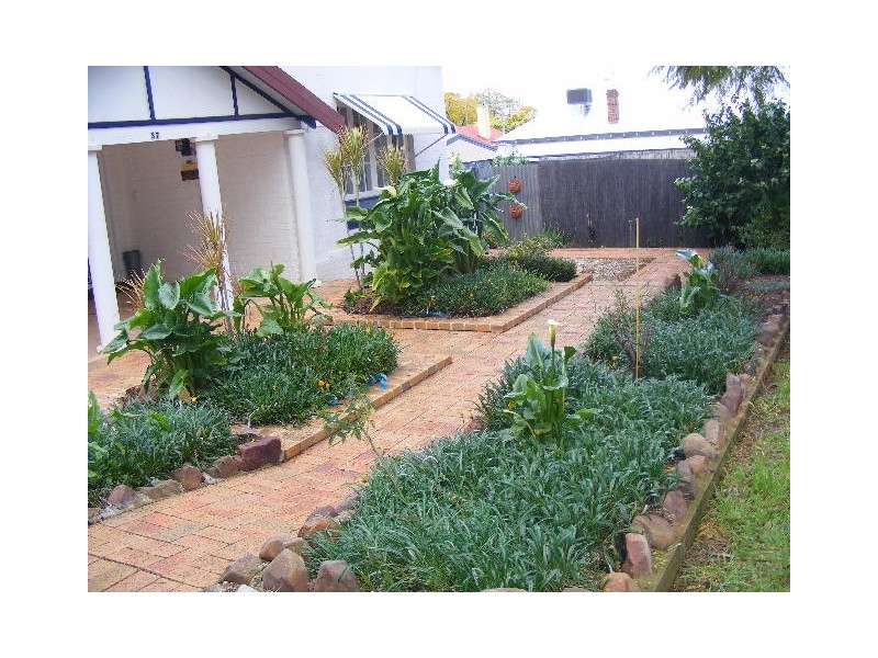 37 East Street, Parkes NSW 2870