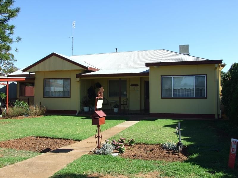 8 Junction Street, Parkes NSW 2870